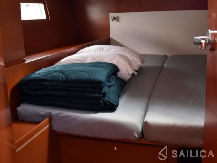 Oceanis 51.1 - Yacht Charter Sailica