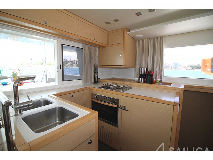 Lagoon 450  Flybridge - Yacht Charter Sailica