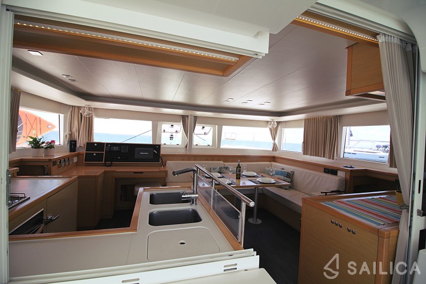 Lagoon 450  Flybridge - Yacht Charter Sailica