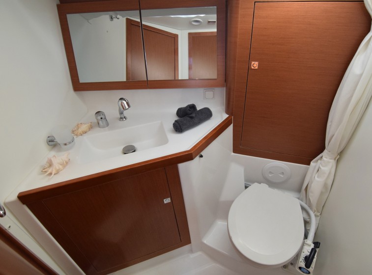 Oceanis 45 - Yacht Charter Sailica