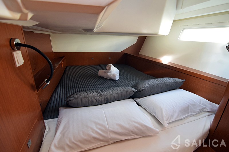 Oceanis 45 - Yacht Charter Sailica