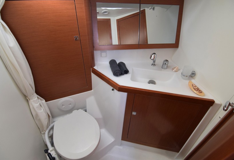 Oceanis 45 - Yacht Charter Sailica