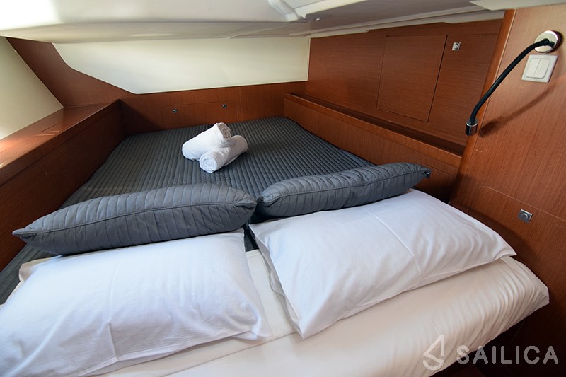 Oceanis 45 - Yacht Charter Sailica