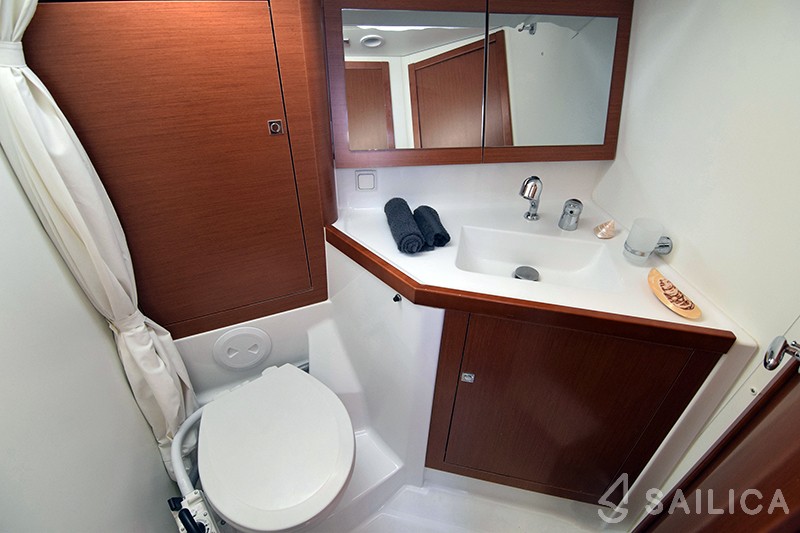 Oceanis 45 - Yacht Charter Sailica