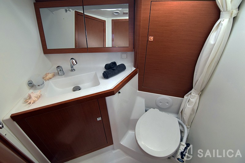 Oceanis 45 - Yacht Charter Sailica