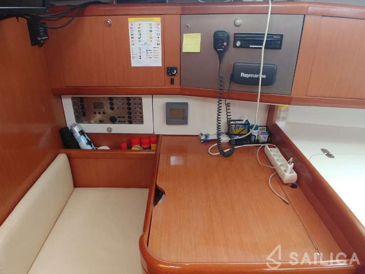 Oceanis 40 - Yacht Charter Sailica