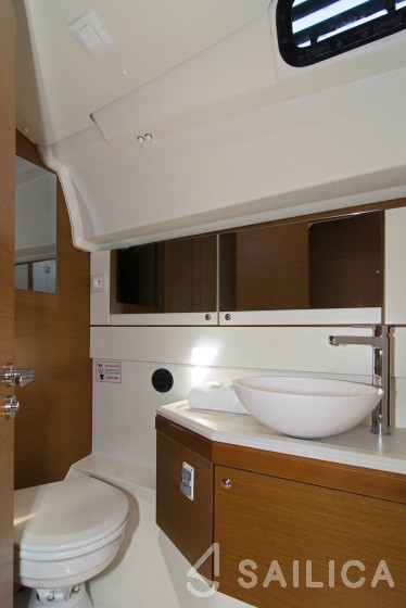 Jeanneau 51 - Yacht Charter Sailica