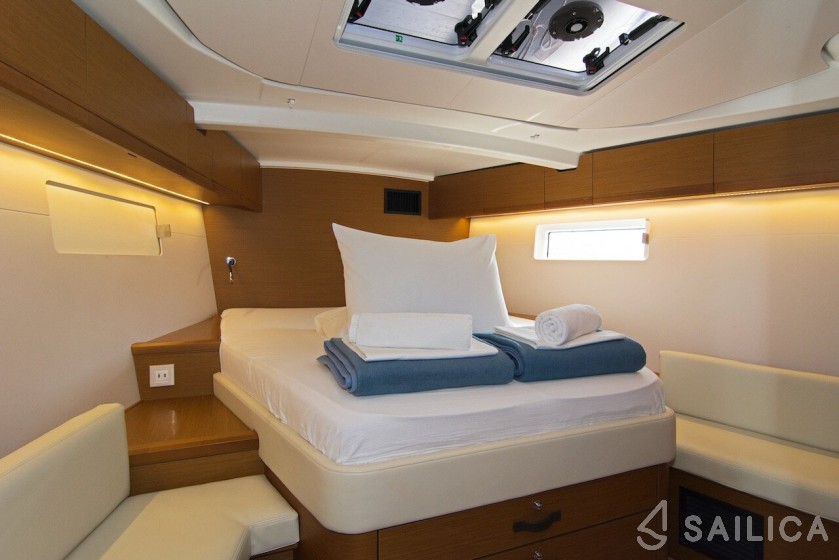 Jeanneau 51 - Yacht Charter Sailica
