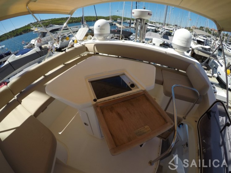 Azimut 47 - Yacht Charter Sailica