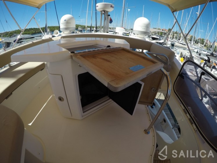 Azimut 47 - Yacht Charter Sailica
