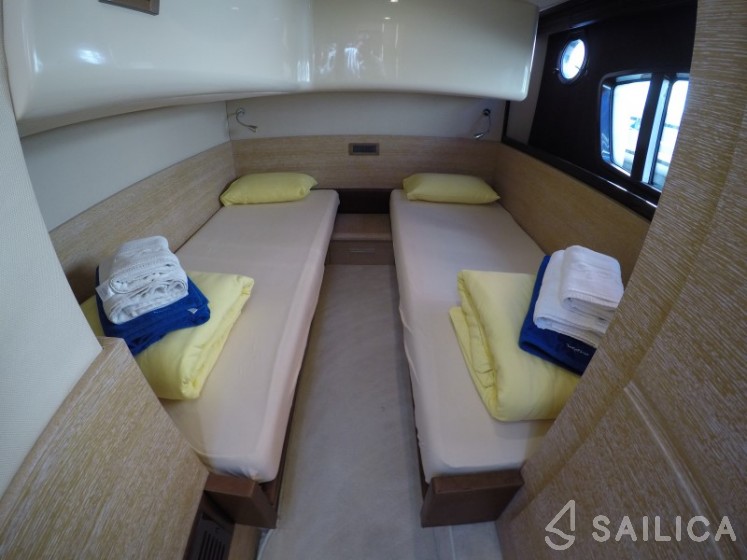 Azimut 47 - Yacht Charter Sailica