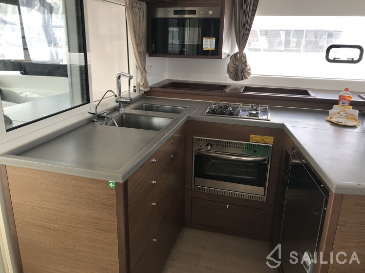 Lagoon 450  Flybridge - Yacht Charter Sailica