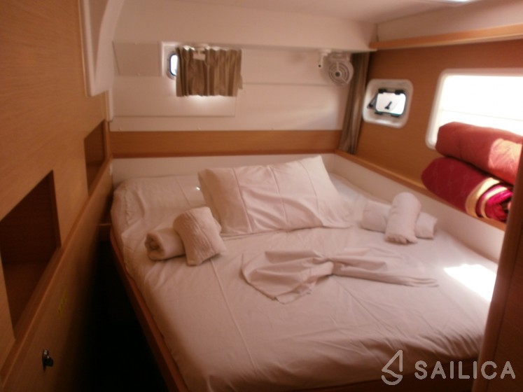 Lagoon 400 S2 - Yacht Charter Sailica