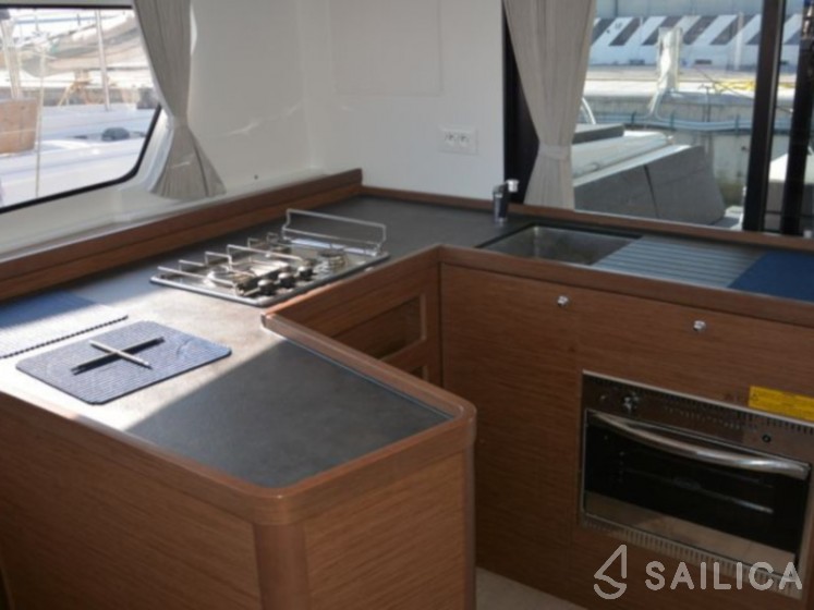 Lagoon 42 - Yacht Charter Sailica