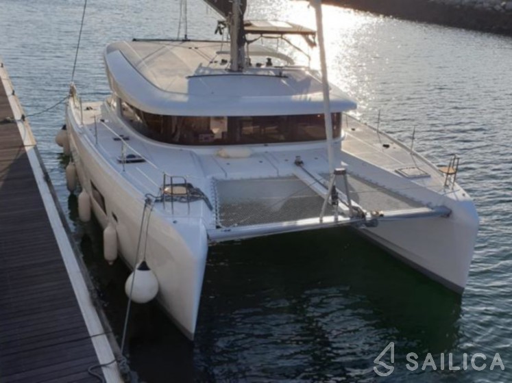 Lagoon 42 - Yacht Charter Sailica