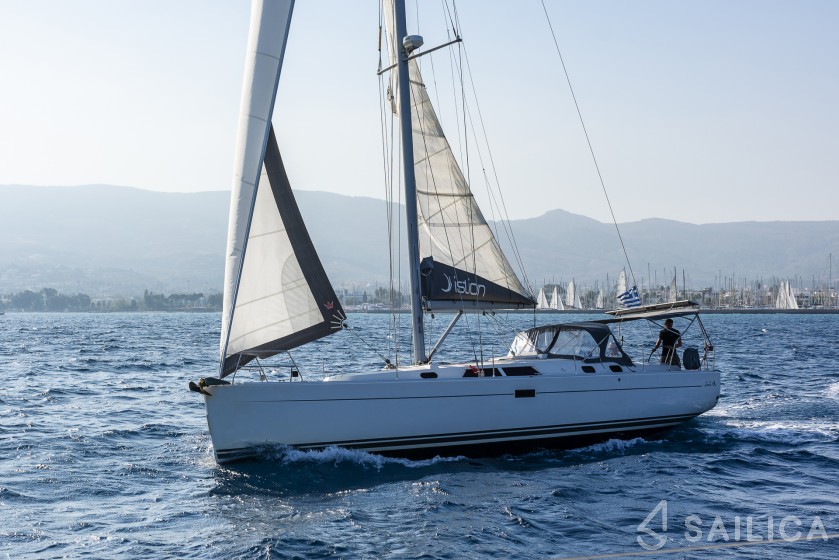 Hanse 430 - Yacht Charter Sailica