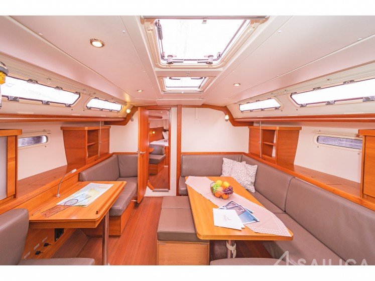 Hanse 430 - Yacht Charter Sailica