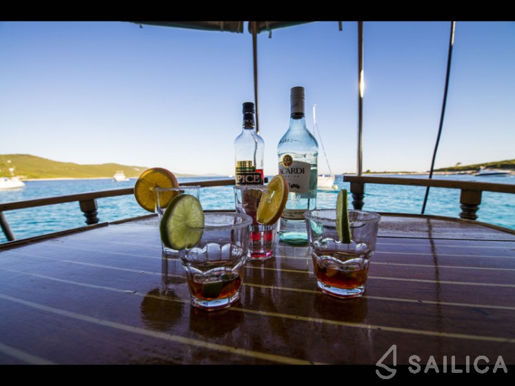 Classic Adria Yacht Tiho - Yacht Charter Sailica