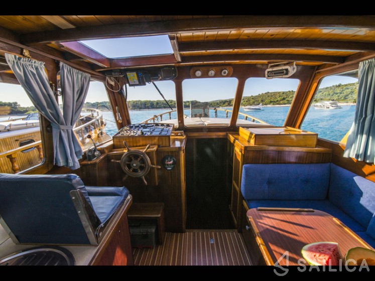 Classic Adria Yacht Tiho - Yacht Charter Sailica