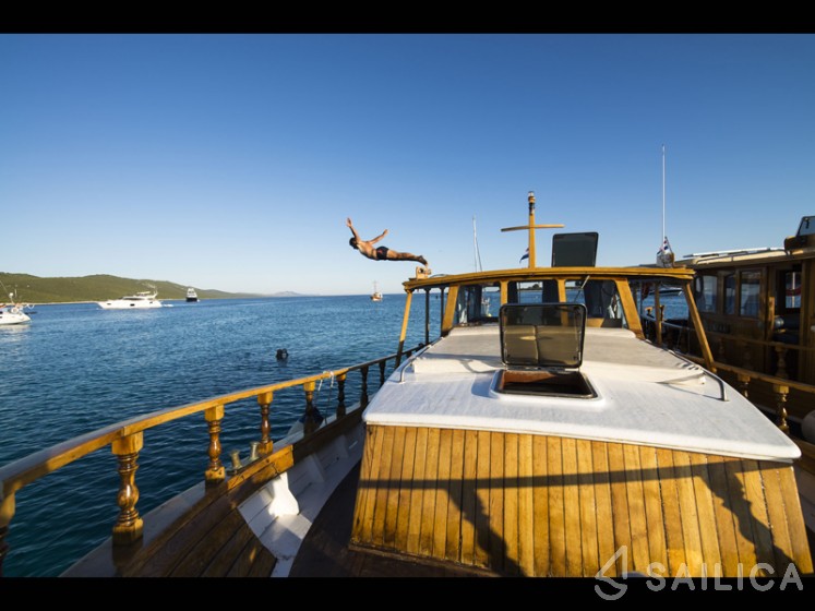 Classic Adria Yacht Tiho - Yacht Charter Sailica