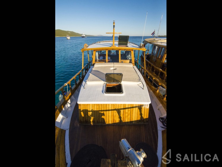 Classic Adria Yacht Tiho - Yacht Charter Sailica