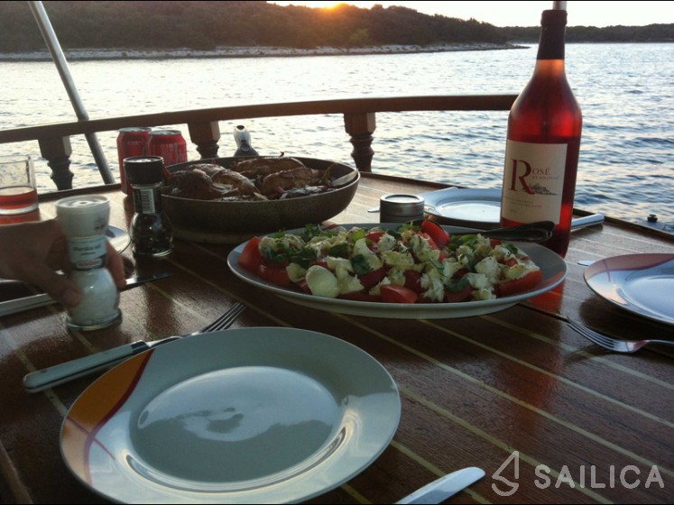 Classic Adria Yacht Tiho - Yacht Charter Sailica