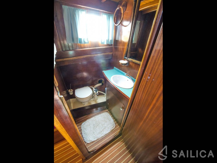 Classic Adria Yacht Tiho - Yacht Charter Sailica