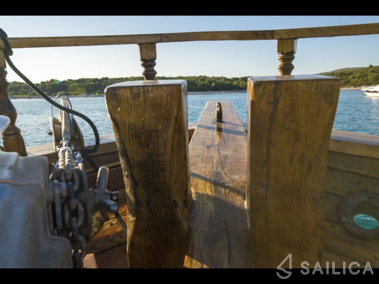 Classic Adria Yacht Tiho - Yacht Charter Sailica