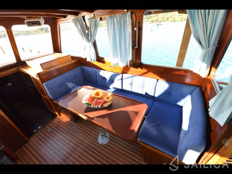 Classic Adria Yacht Tiho - Yacht Charter Sailica