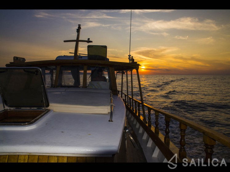 Classic Adria Yacht Tiho - Yacht Charter Sailica