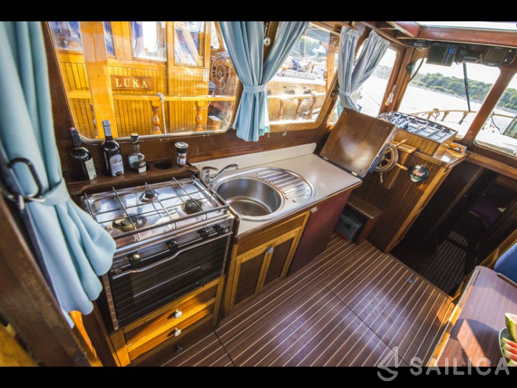 Classic Adria Yacht Tiho - Yacht Charter Sailica