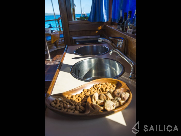 Classic Adria Yacht Luka - Yacht Charter Sailica