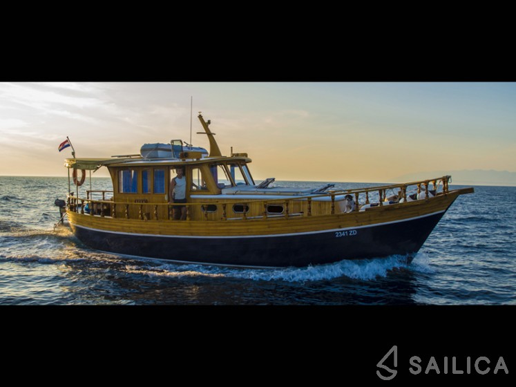 Classic Adria Yacht Luka - Yacht Charter Sailica