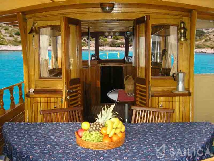 Classic Adria Yacht Luka - Yacht Charter Sailica