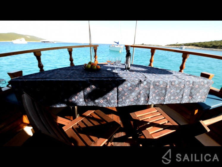 Classic Adria Yacht Luka - Yacht Charter Sailica