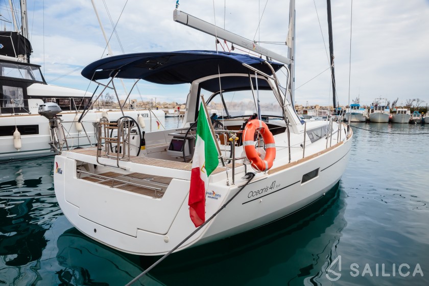 Oceanis 41 - Yacht Charter Sailica