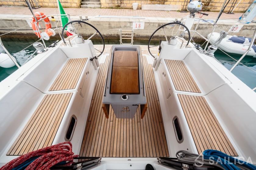 Oceanis 41 - Yacht Charter Sailica
