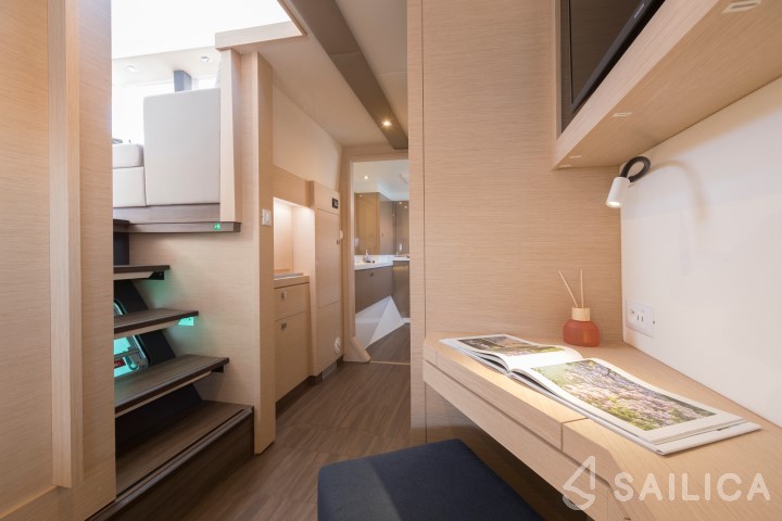 Astréa 42 - Yacht Charter Sailica