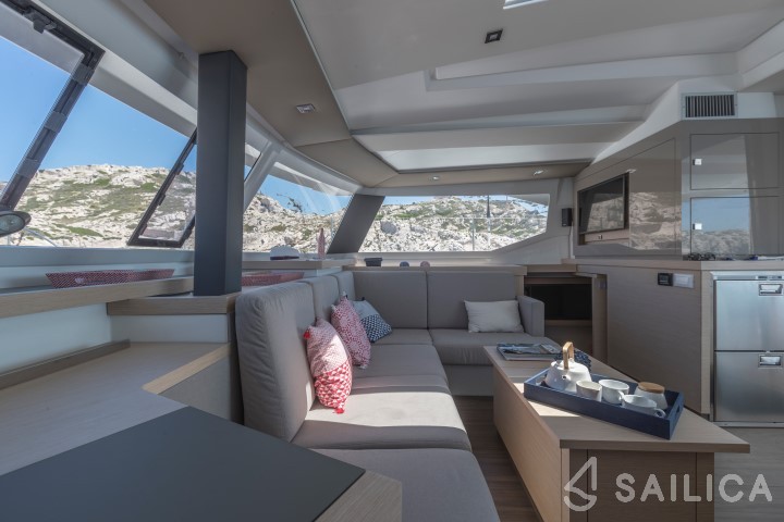 Astréa 42 - Yacht Charter Sailica