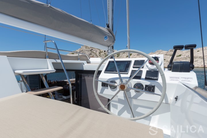 Astréa 42 - Yacht Charter Sailica