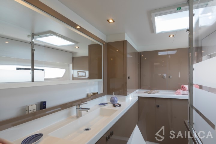 Astréa 42 - Yacht Charter Sailica