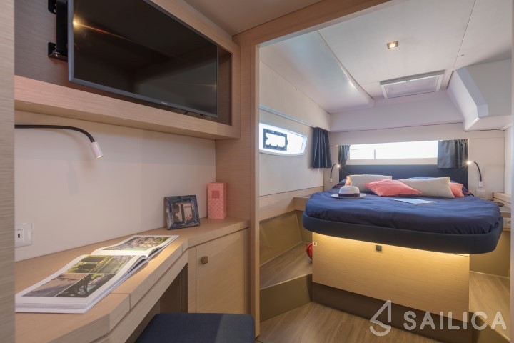 Astréa 42 - Yacht Charter Sailica