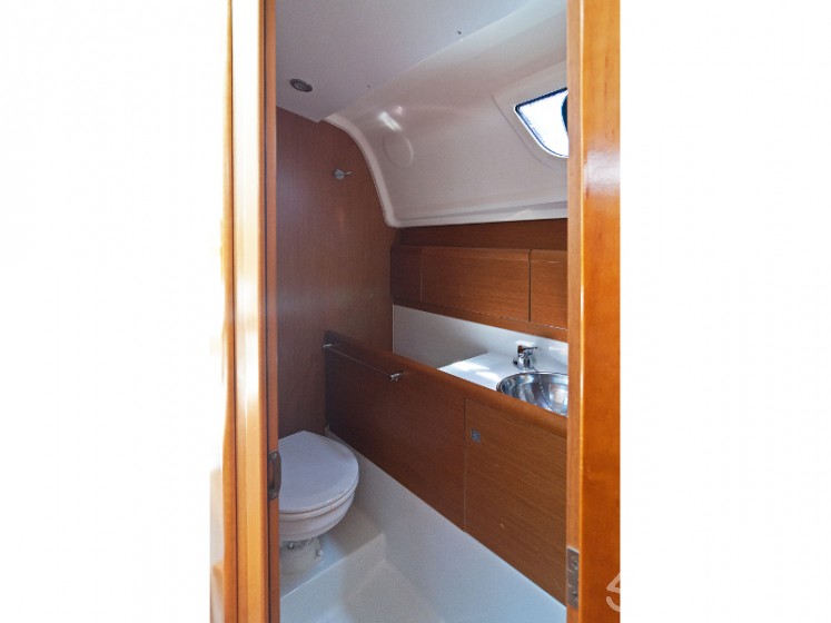 Sun Odyssey 33i - Yacht Charter Sailica