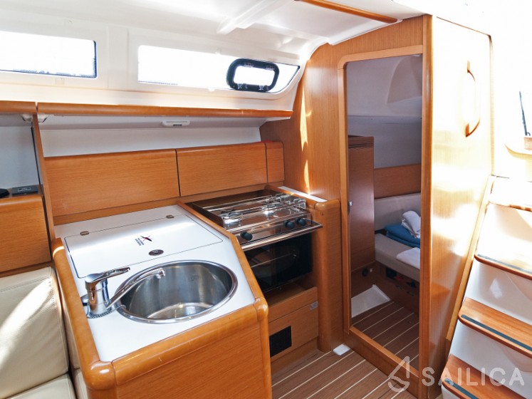 Sun Odyssey 33i - Yacht Charter Sailica