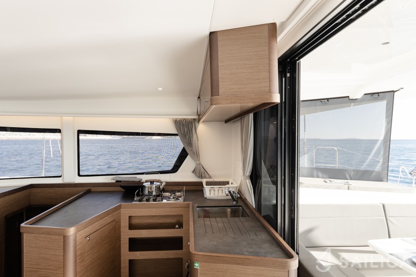 Lagoon 42 - Yacht Charter Sailica