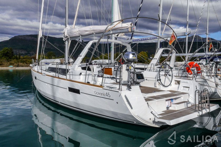 Oceanis 45 - Yacht Charter Sailica