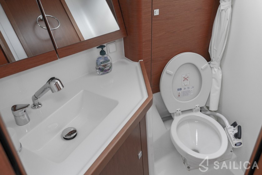 Oceanis 45 - Yacht Charter Sailica