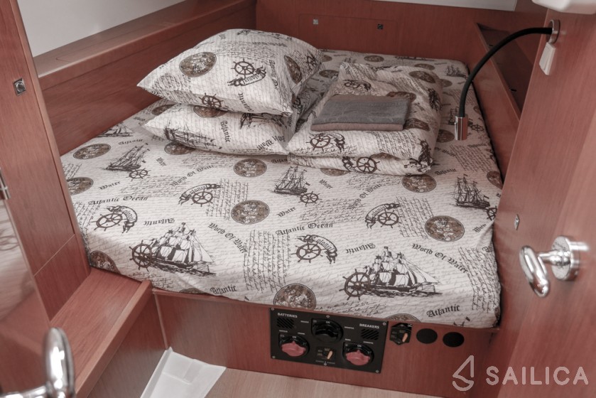 Oceanis 45 - Yacht Charter Sailica