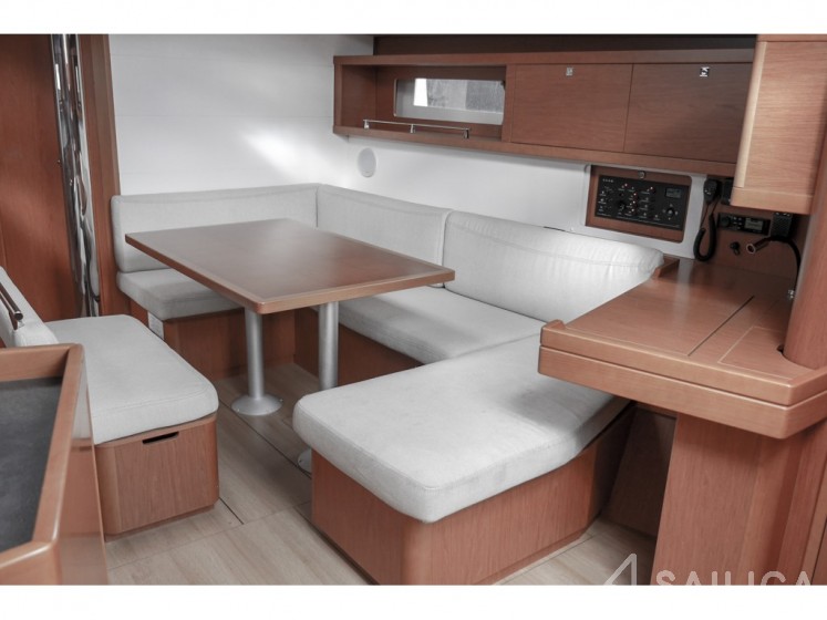 Oceanis 45 - Yacht Charter Sailica