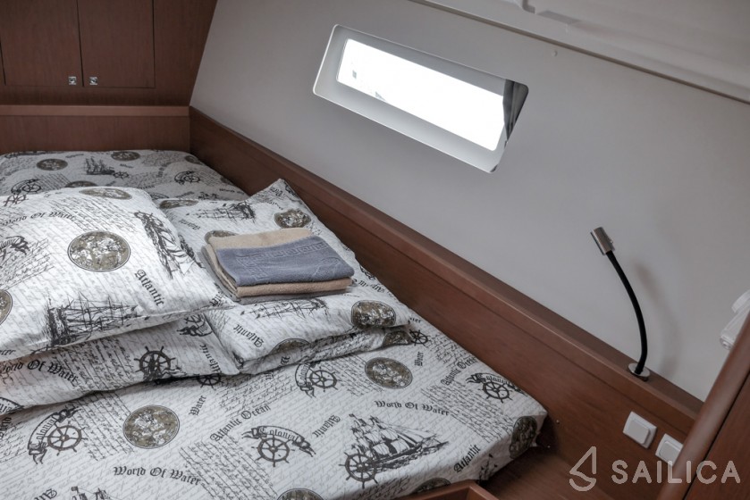 Oceanis 45 - Yacht Charter Sailica